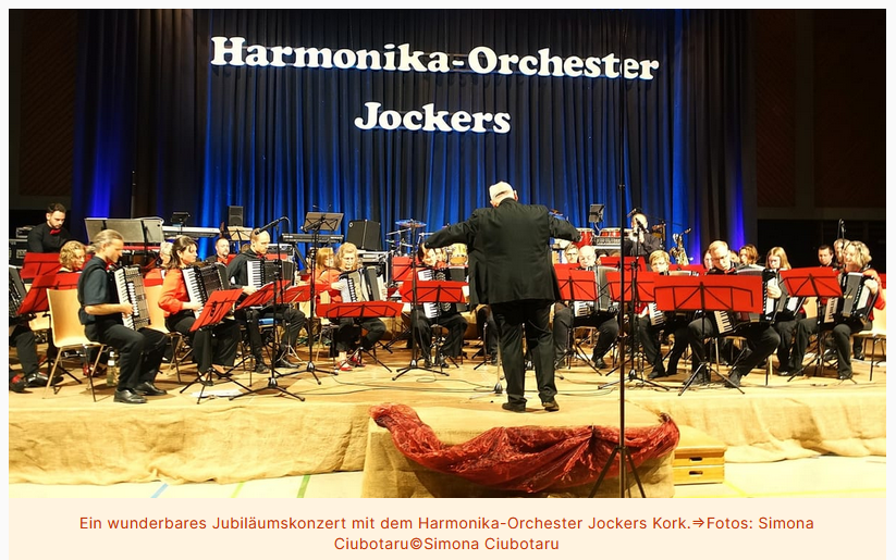 Das Harmonika-Orchester Jockers in Aktion beim Jubiläumskonzert im November 2025. Das Foto machte Simona Ciubotaru.